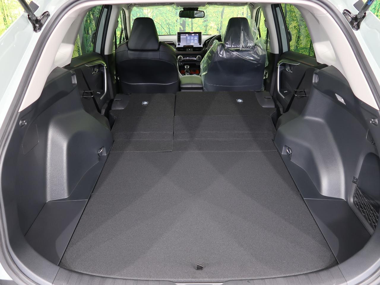 トヨタ RAV4の居住性と荷室をチェック｜SUV LAND