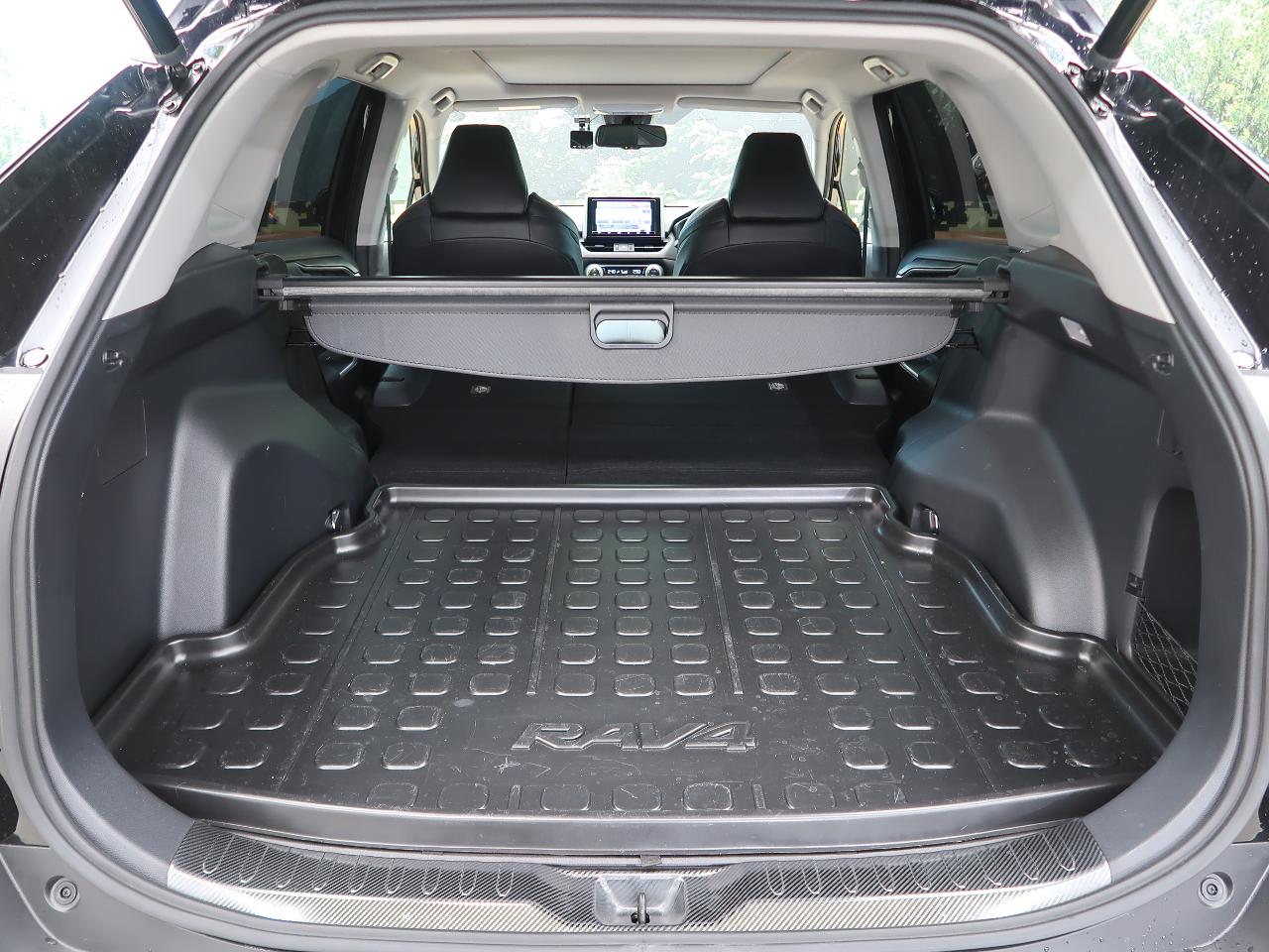 新型ハリアーとRAV4。兄弟車の居住性と荷室をチェック｜SUV LAND