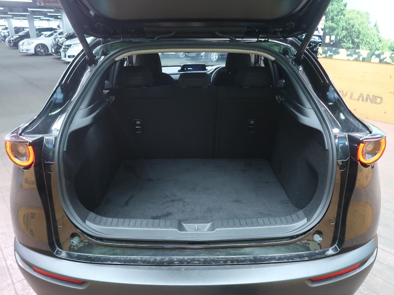 トランク 大人4人が乗っても快適】マツダ CX-30のインテリア・荷室の使い勝手を
